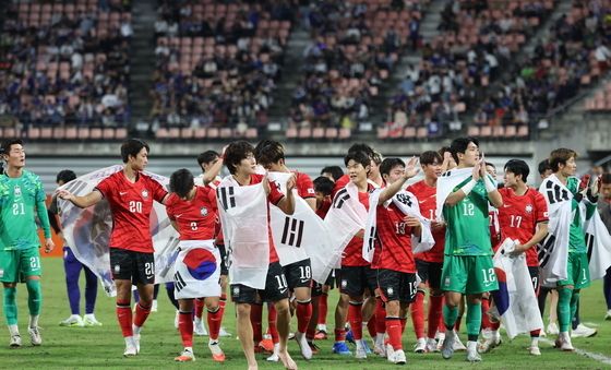 태극기 두른 AG 축구 대표팀