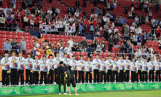 AG축구대표팀, 시상대 정상에서