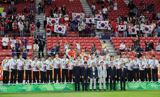 금메달 목에 건 AG축구대표팀