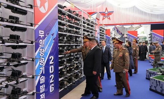 김정은 "무인항공기술·국방 AI 분야서 기적적 결실 내야"