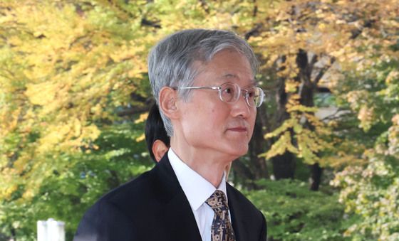 출근하는 조희대 대법원장