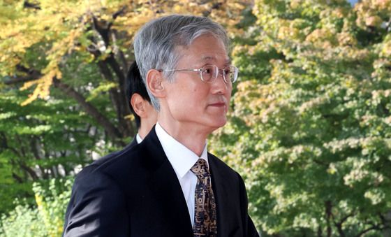 출근하는 조희대 대법원장