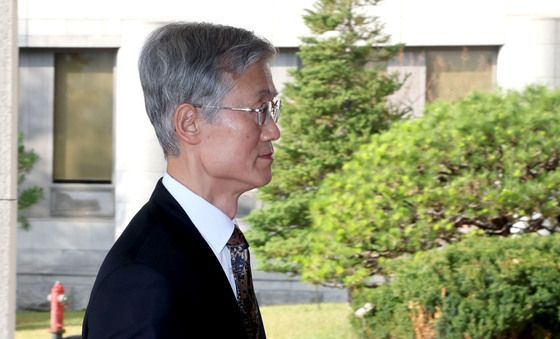 출근하는 조희대 대법원장