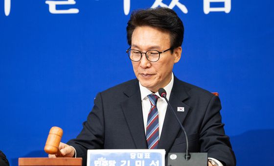 최고위 속개 선언하는 김민석 대표