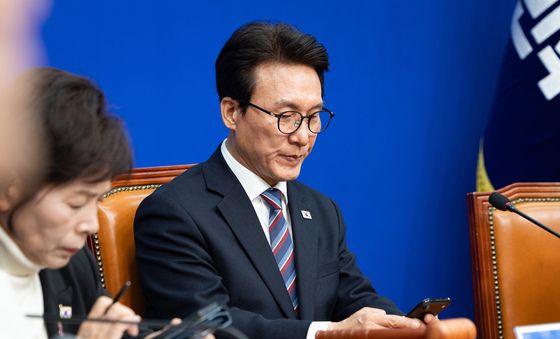 휴대전화 바라보는 김민석 대표
