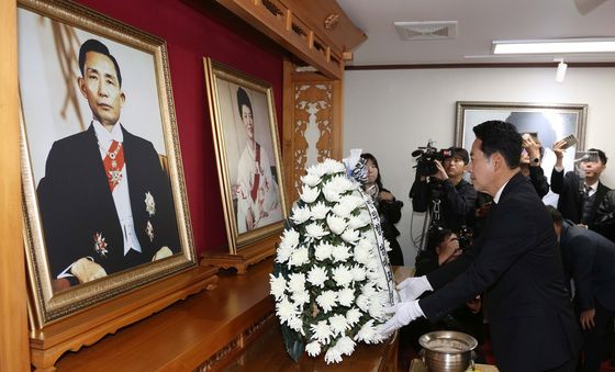 박정희 전 대통령 참배하는 장동혁 대표