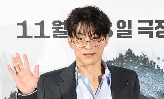 구교환, 시골 기차역 후임 역장 현택