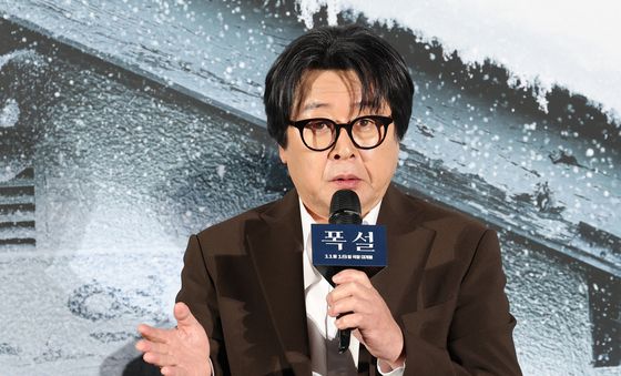 인사말 하는 '폭설' 김윤석