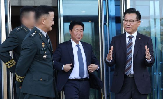 [국감] 국방방첩본부장과 대화하는 이양수 위원장