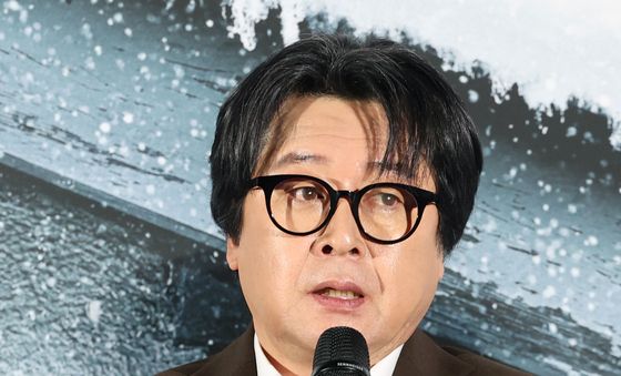 인사말 하는 김윤석