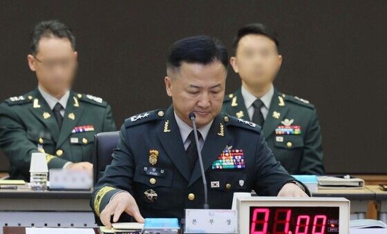 [국감] 자료 살펴보는 편무삼 국방방첩본부장