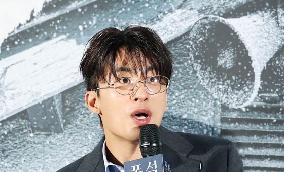 취재진 질문에 답하는 구교환