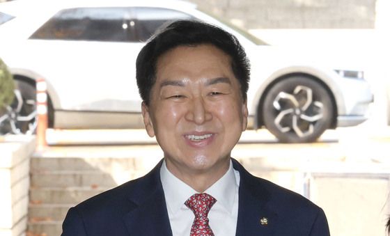 '김건희 가방 선물' 김기현, 1심 선고공판 출석