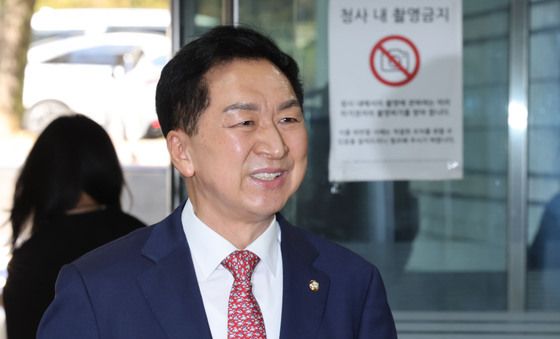 법원 출석하는 김기현 의원