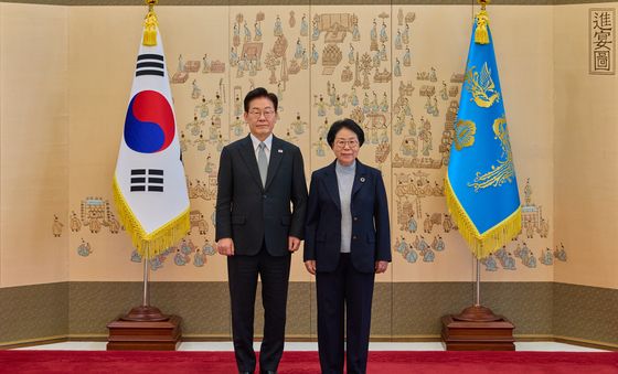 이재명 대통령, 홍미영 지속가능발전국가위원회 위원장 위촉장 수여
