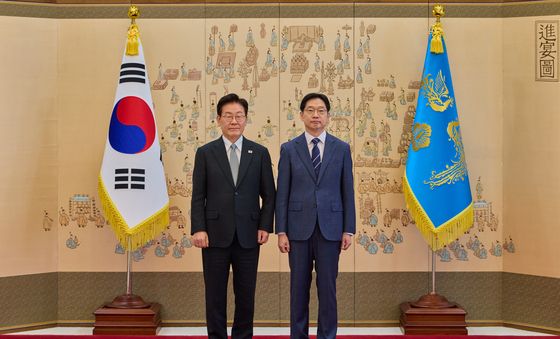 이재명 대통령, 김경수 대통령정무특별보좌관 위촉장 수여