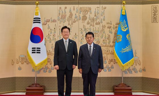 이재명 대통령, 김병주 국방정책특보 위촉장 수여