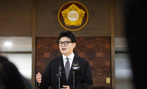취재진 질문 답하는 한동훈 의원