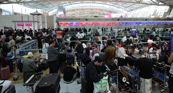 인천공항 네트워크 장애로 발 묶인 여행객들