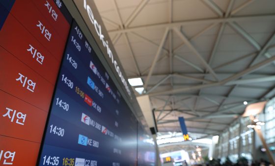 항공사 네트워크 먹통에 인천공항 출국장 혼란