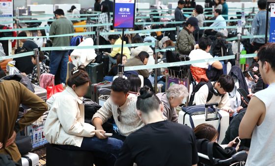 인천공항 출국 수속 지연…네트워크 장애에 여행객 불편