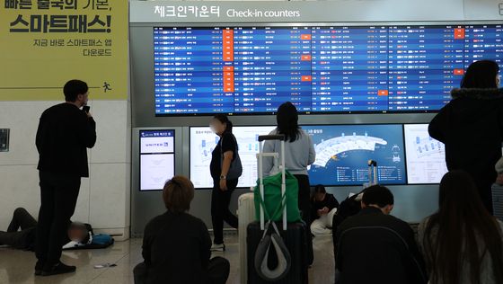 항공사 네트워크 먹통에 인천공항 출국장 혼란