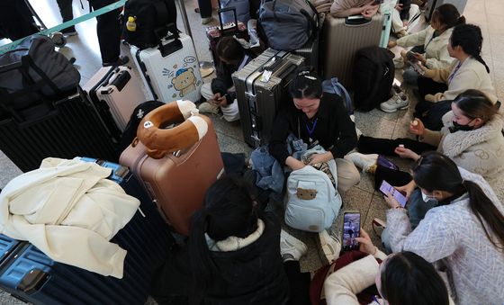항공사 네트워크 먹통에 인천공항 출국장 혼란