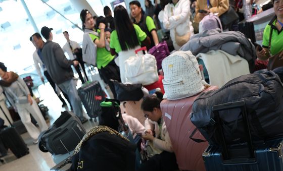 출국길 막힌 여행객들…인천공항 항공사 시스템 장애