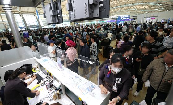 인천공항 체크인 지연…출국 앞둔 여행객 불편