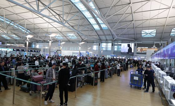항공사 네트워크 장애로 인천공항 출국장 혼란