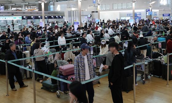 인천공항에 발 묶인 여행객들