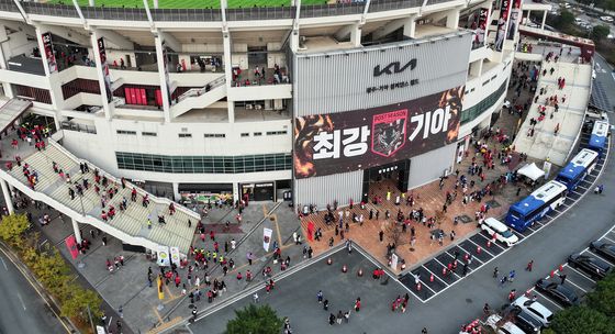 PO 4차전 기다리는 야구팬들