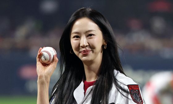 김다솜, 시구 잘 마쳤어요!