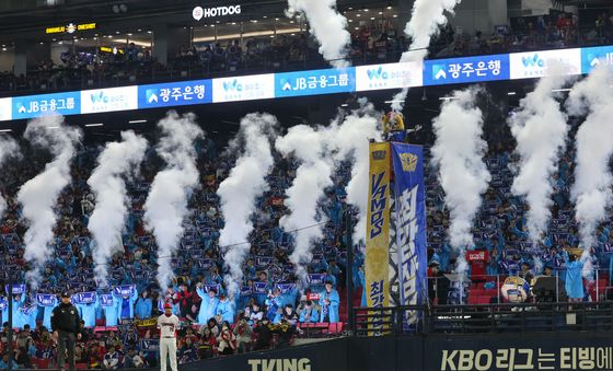PO 4차전 응원 펼치는 삼성팬들 '1승만 더'