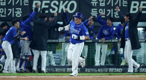 최형우 '짜릿한 역전포에 들썩이는 더그아웃'