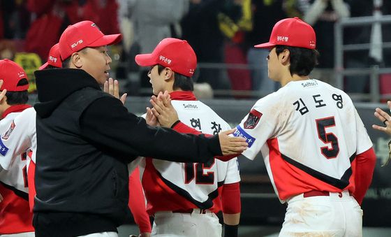 김도영과 기쁨 나누는 이범호 감독