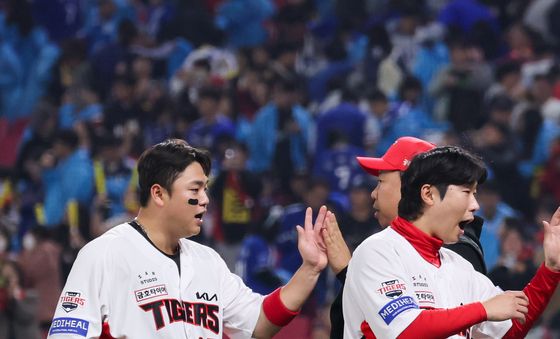 '역전 주인공' 한준수 하이파이브