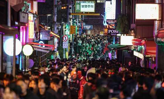 핼러윈 맞아 붐비는 이태원