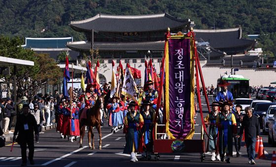 세종대로 지나는 정조대왕 능행차 행렬