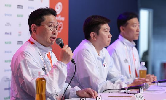 인사말하는 이상현 선수단장