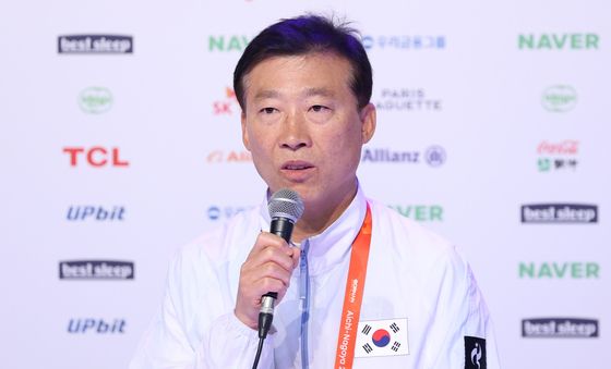 성적 보고하는 김택수 선수촌장