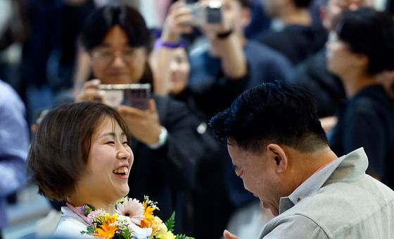 꽃목걸이 받는 허미미