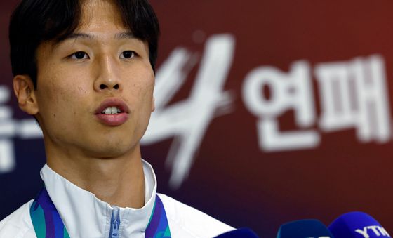 귀국 인터뷰 갖는 엄지성