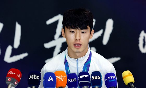 인터뷰 갖는 이기혁