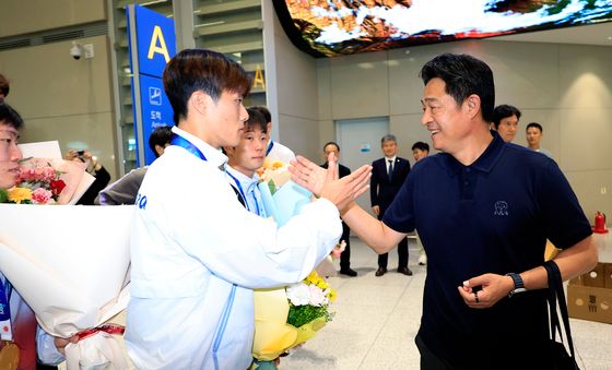 선수들 노고 격려하는 이민성 감독