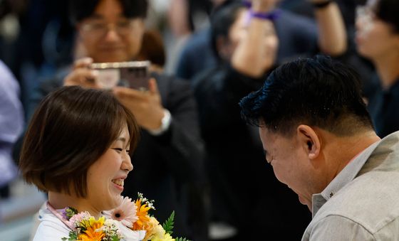 꽃목걸이 받은 허미미
