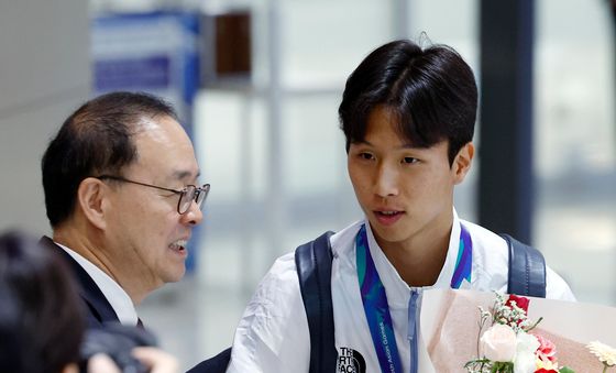 이용수 대한축구협회장 직무대행에게 꽃다발 받는 엄지성