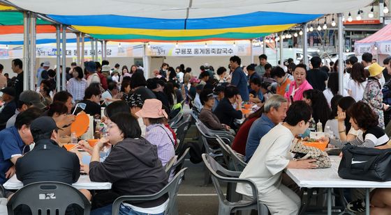 해뜨면 국수 맛에 빠진 관광객들