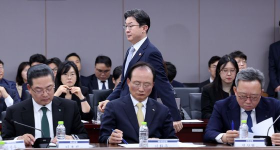 입장하는 이억원 금융위원장