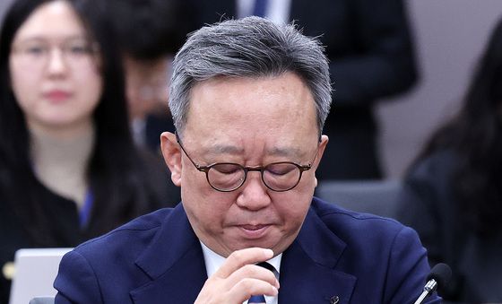 생각에 잠긴 정상혁 신한은행장